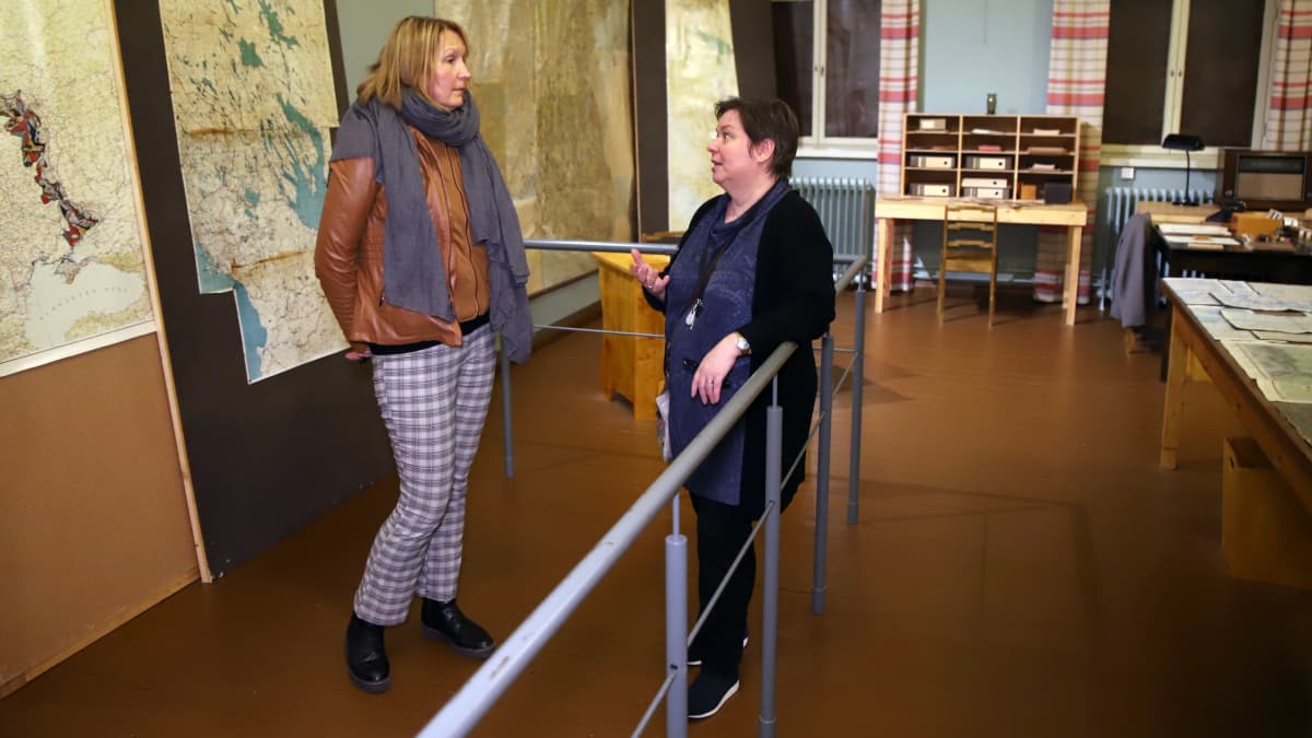 Matkanjärjestäjä Leena Myllymäki-Hay Sodan ja rauhan keskus Muistissa sisältöjohtaja Pia Puntasen kanssa.