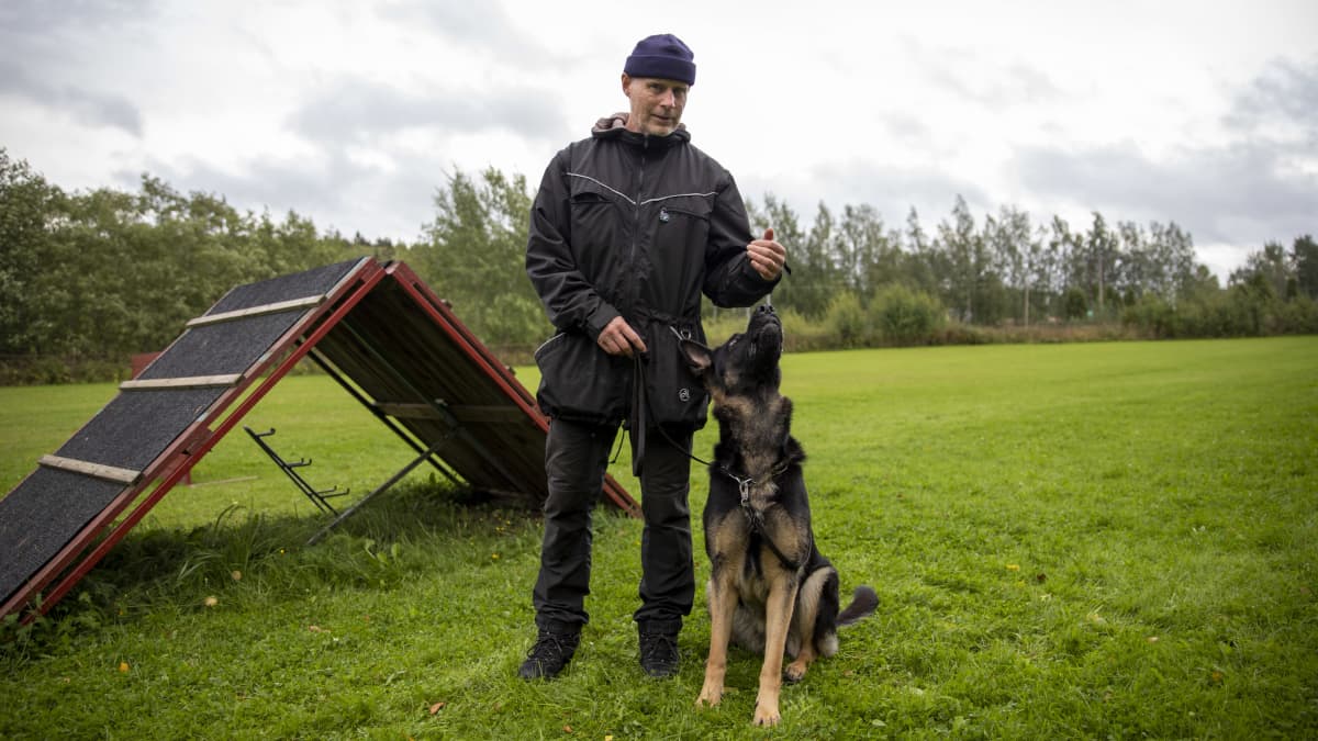 SPL-Kouvolan puheenjohtaja Petri Rautio poseeraa koiransa koirien harjoituskentällä
