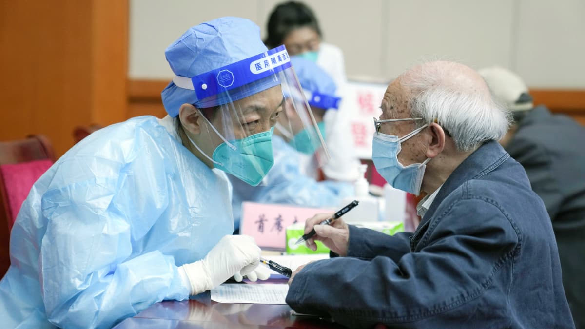 Kiinalaismies rokotuskeskuksessa Dongchengissa.