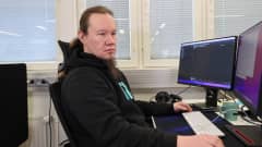 Ohjelmistokehittäjä Hannu Voutilainen katselee tietokoneen ruutua toimistossa.