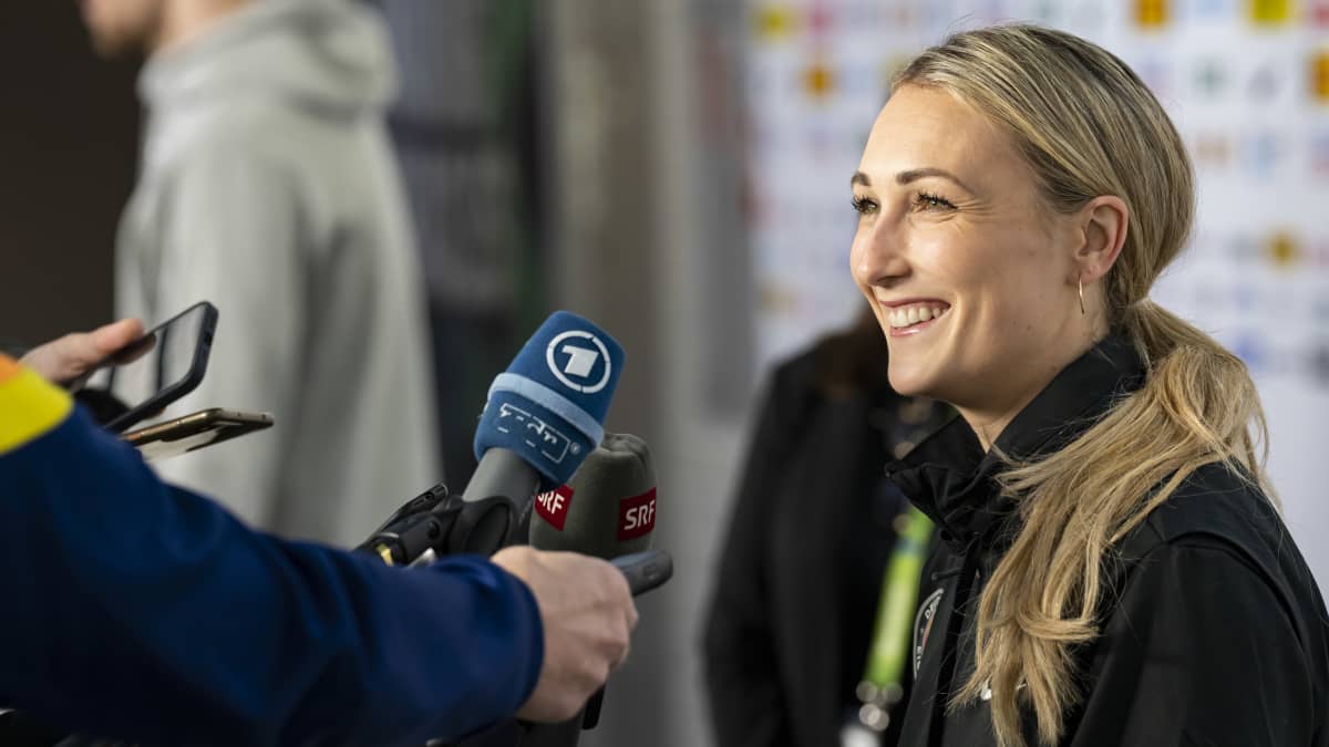 Saksan miesten maajoukkueen apuvalmentaja Jessica Campbell haastattelussa jääkiekon MM-kisoissa 2022.
