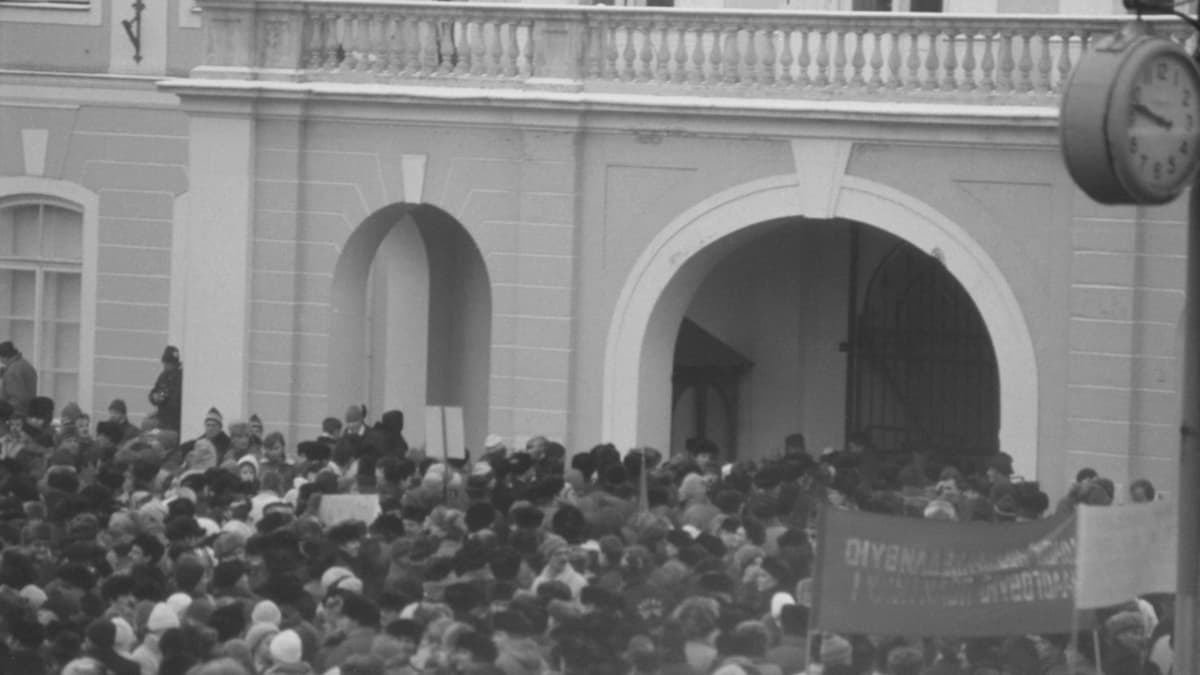 Neuvostomieliset mielenosoittajat rynnäköivät Toompean linnan porttia vastaan toukokuussa 1990.