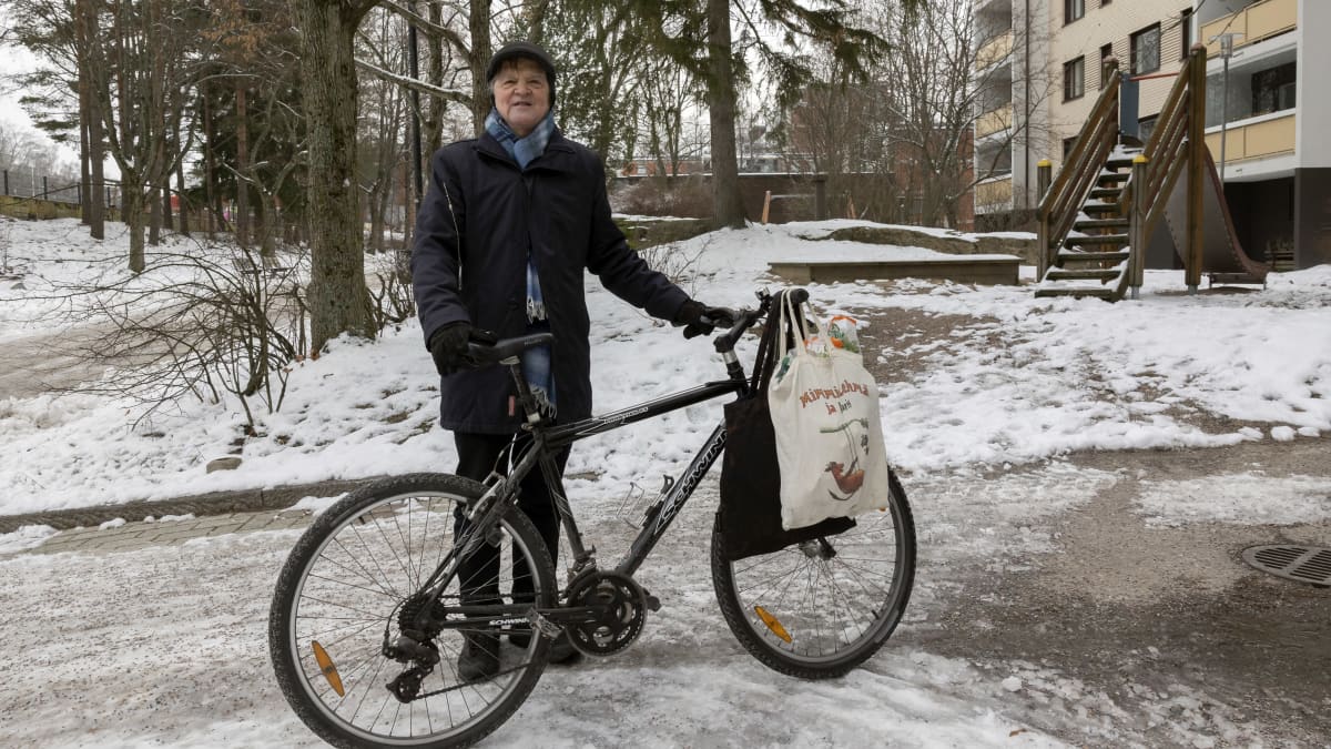 Risto Pottonen polkupyörän kanssa. 