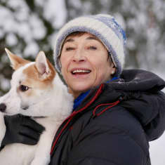 Paula Sieppi koiransa Utun kanssa.