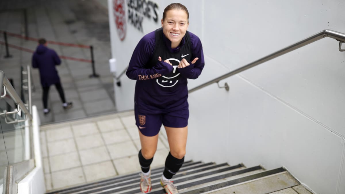 Fran Kirby hymyilee Englannin maajoukkueleirillä.