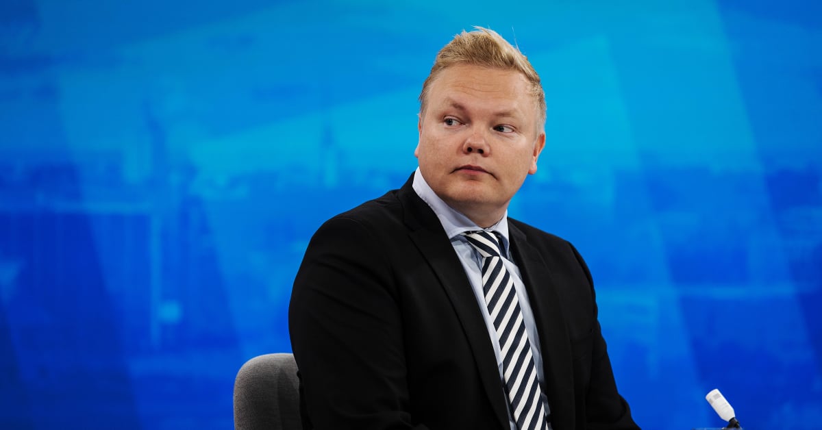 Antti Kurvinen alkoi viimeisinä työpäivinään ajaa kahta opetusministeriön osastoa yhteen – virkamiehet ihmettelevät