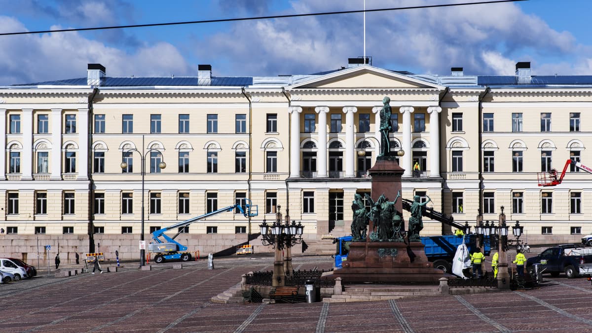 Helsingin yliopiston päärakennus Senaatintorilla.