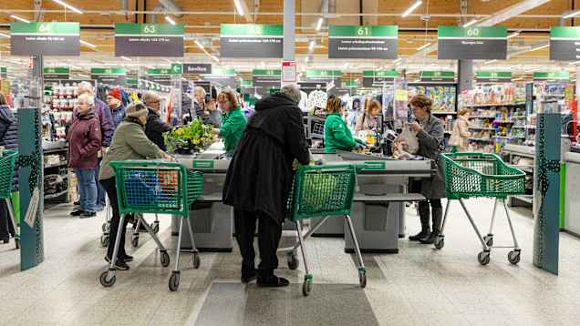 Asiakkaat jonottavat kassalle.