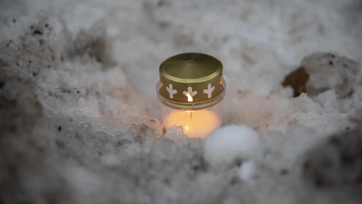 Kynttilä liikenneonnettomuudessa kuolleen muistolla Marjomäellä Kouvolassa.