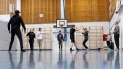 Ammattiopisto Lappian sähköalan opiskelijat käyvät koulun liikuntatunnilla pelaamassa koripalloa Kemin Tervahallilla