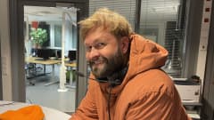 Oulun Lipon seurajohtaja Jimi Heikkinen Ylen radiostudiossa Sepänkadulla. 