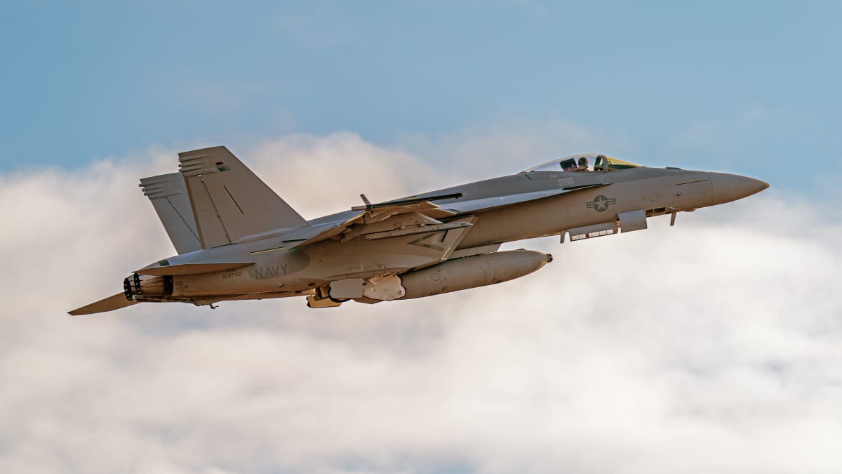 F/A-18E Super Hornet nousussa Satakunnan lennoston kentältä Pirkkalassa.