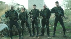 Fauda-televisiosarjan promokuva. Kuvassa on viisi aseistettua sotilasta.