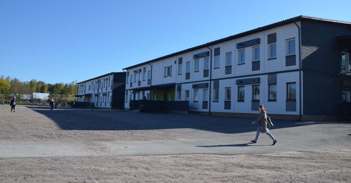 Rektorn för finlandssvensk skola sades upp på grund av exceptionellt ...