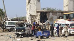 Somalian Mogadishussa viranomaiset tutkivat räjähdyspaikkaa 28. joulukuuta. Tuhoisassa pommi-iskussa kuoli kymmeniä.