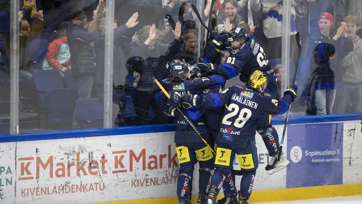 Kiekko-Espoon pelaajat ja katsojat riemuitsevat, kun Arttu Tuomaala teki 4–3-voittomaalin kolme sekuntia ennen kolmoserän loppua Mestiksen 5. finaalissa Kiekko-Espoo–Ketterä 26.4.2023.