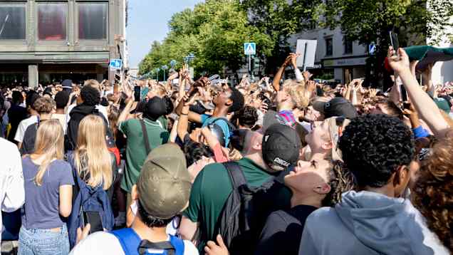 En massa IShowSpeed fans har samlats i stan.