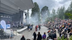 Konsertti Jyväskylän Lounaispuistossa, katsomossa paljon yleisöä.