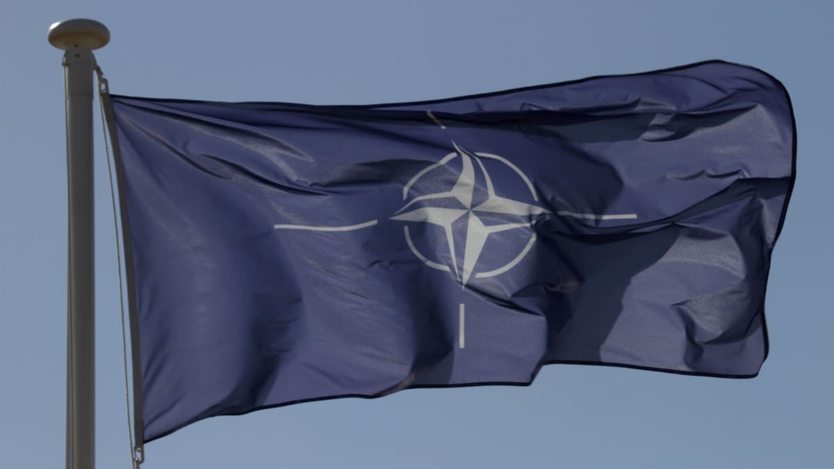 Naton lippu liehuu.