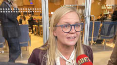 Ruotsidemokraattien valtiopäiväedustaja Julia Kronlid haastattelussa valtipäivien istuntosalin edessä Tukholmassa. 