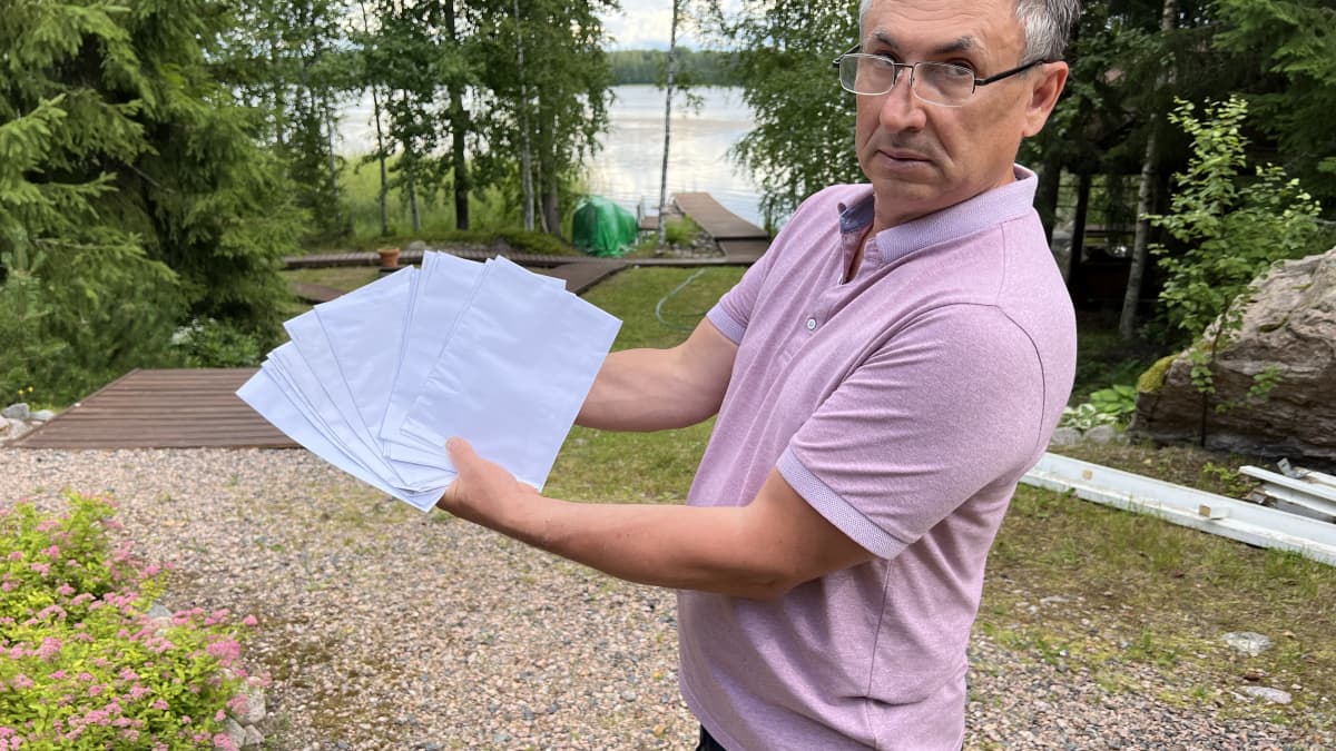 Pietarilainen Igor Kostenko esittelee mökkinaapurilleen tulleita karhukirjeita.