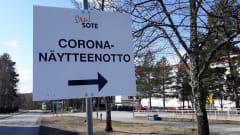 Opastekyltti ohjaa koronatestiin Pohjois-Karjalan keskussairaalan alueella. 