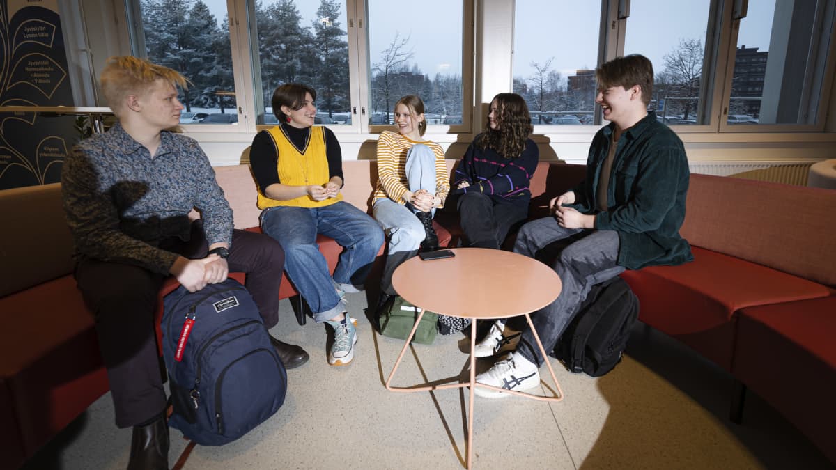 Jyväskylän Lyseon opiskelijat keskustelevat itsenäisyyspäivästä.