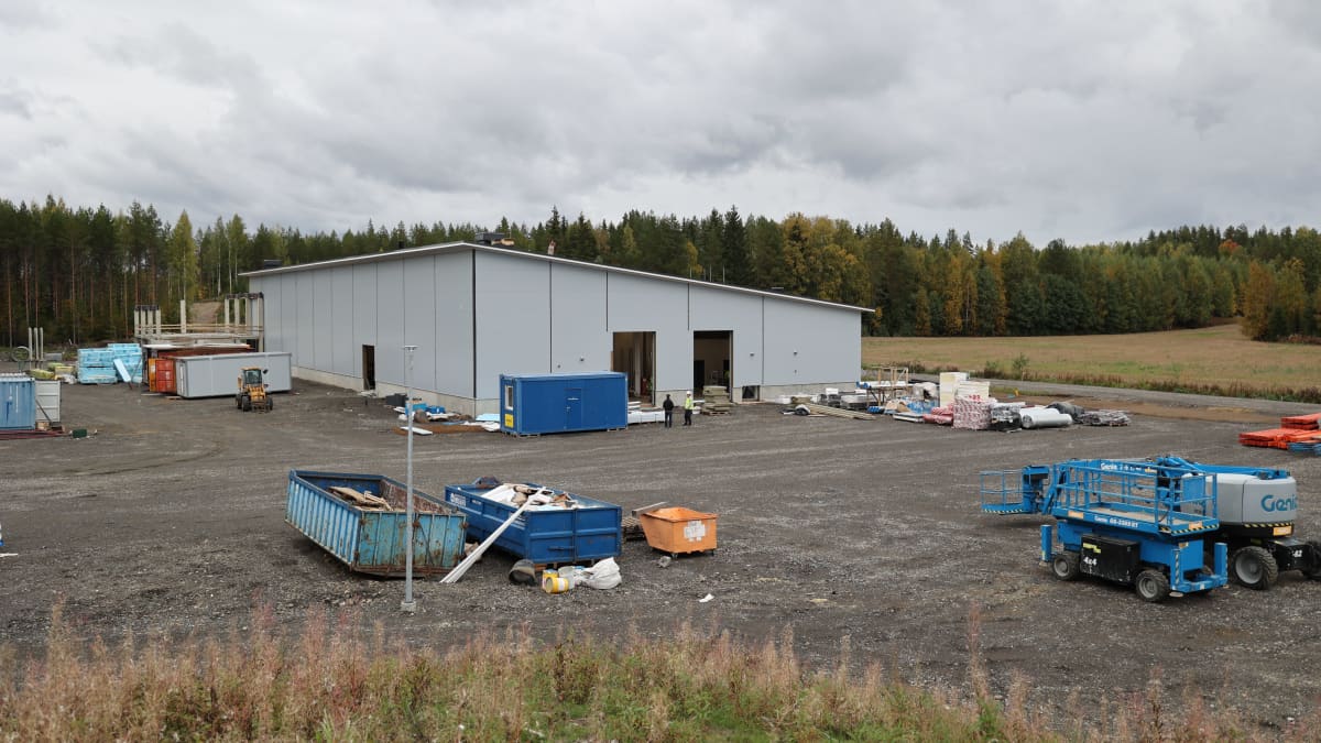 Rakenteilla oleva suksivoidevalmistaja Vauhti-Speedin uusi tehdashalli Tohmajärven Tikkalassa.