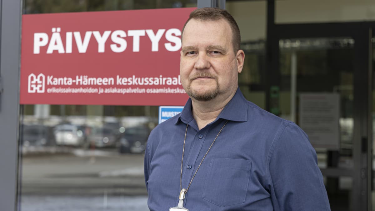 Kanta-Hämeen keskussairaalan päivystyspoliklinikan osastonylilääkäri Veli-Pekka Rautava seisoo päivystyksen ovien edessä ja katsoo kameraan.