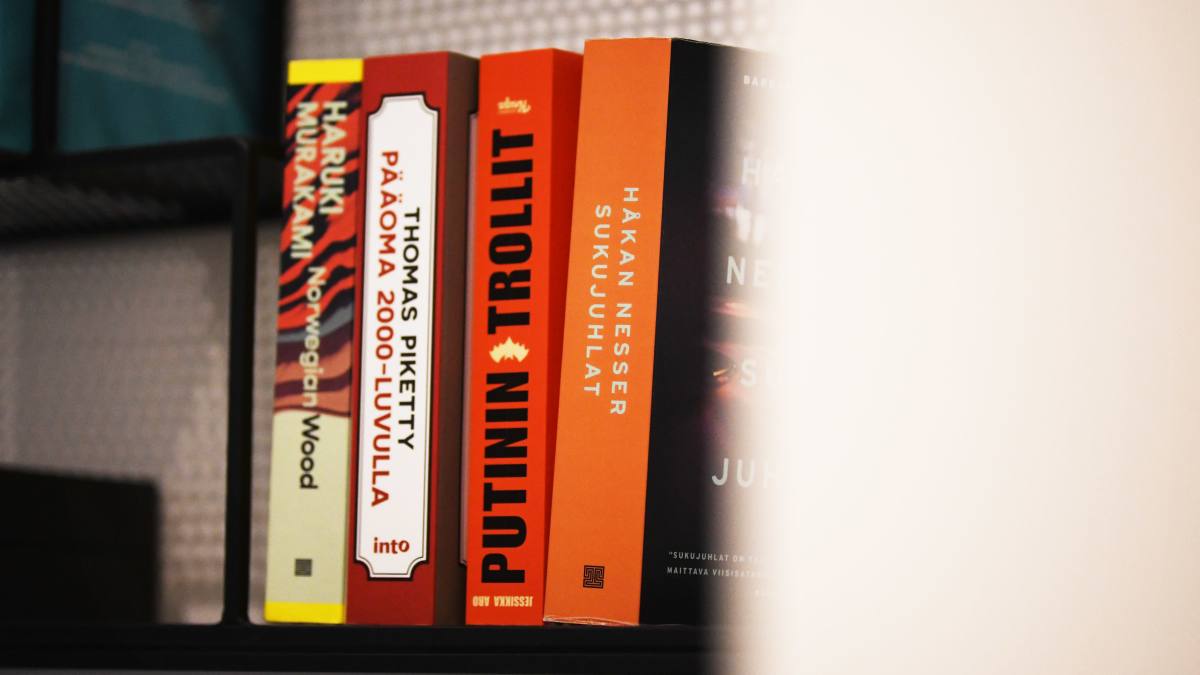 Richard Jensens bokhylla innehåller verk av Haruka Murakami, Thomas Piketty, Jessikka Aro och Håkan Nesser. 