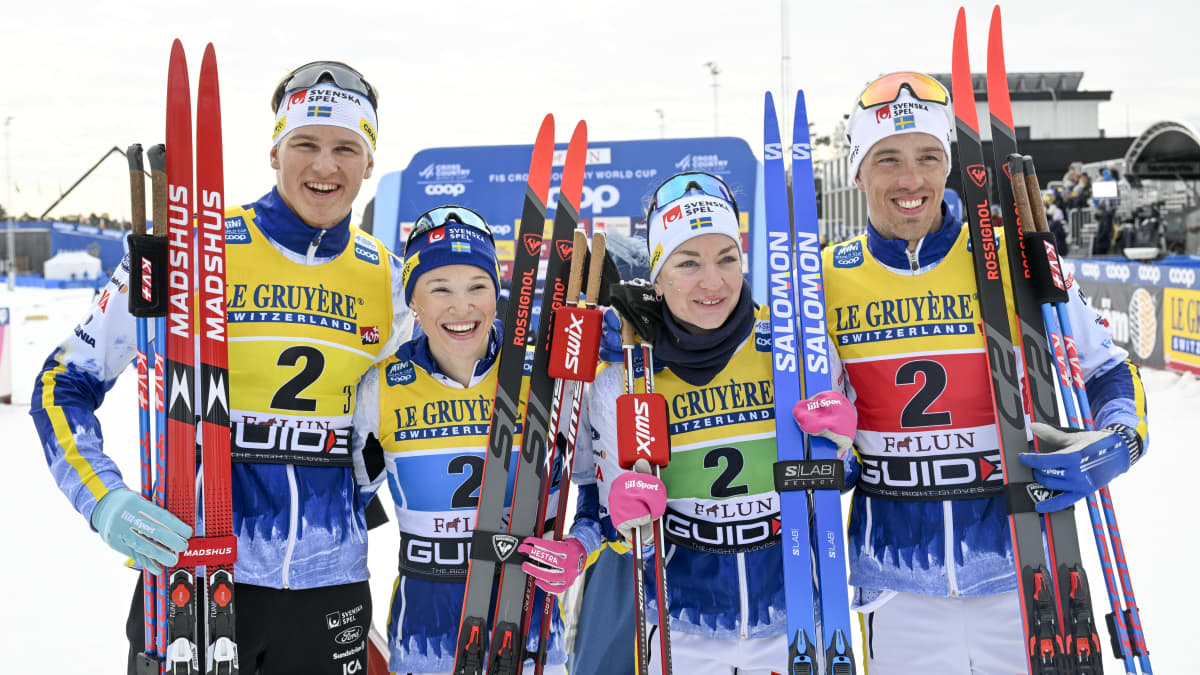 Ruotsin joukkue Edvin Anger, Jonna Sundling, Moa Ilar ja Calle Halfvarsson juhlii Falunin sekaviestin voittoa 19.3.2023.
