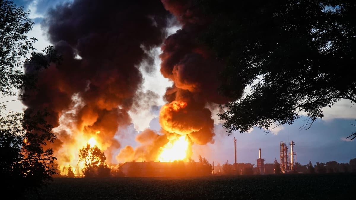 Suuri tulipalo ja sankkaa savua polttoainevaraston palossa Novomoskovskissa Ukrainassa. 