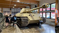 Parolan Panssarimuseossa näytteillä saksalainen Tiger II -panssarivaunu, yleisöä vaunun vieressä.