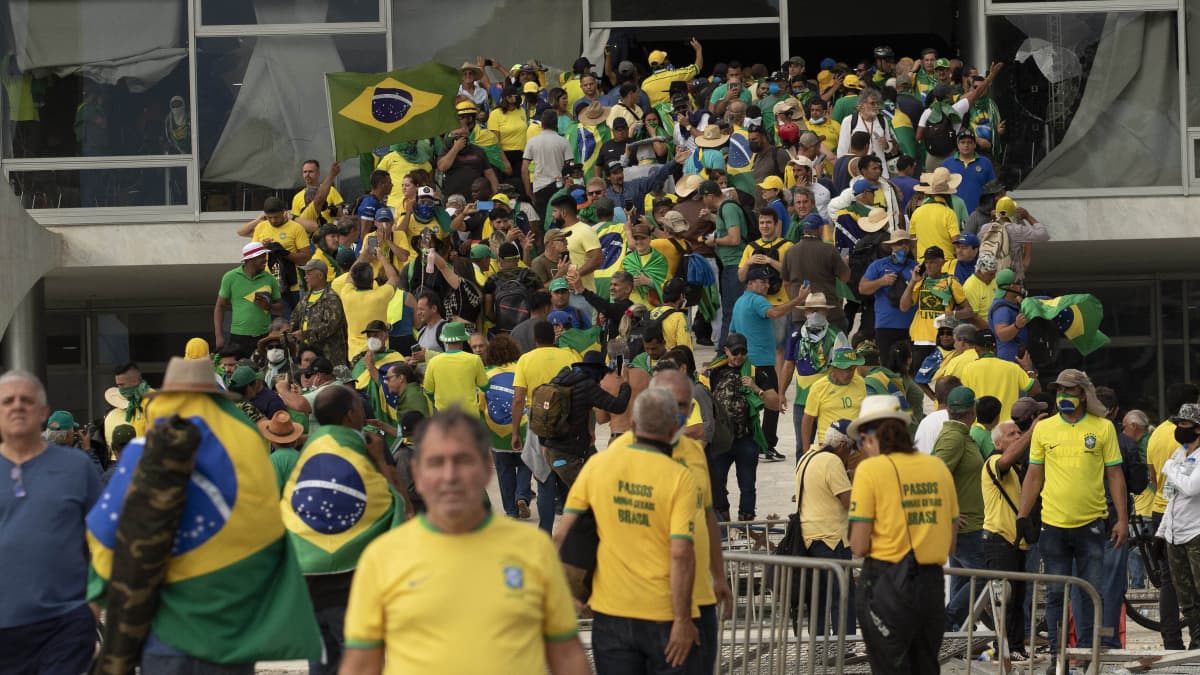 Brasilian entisen presidentin Jair Bolsonaron kannattajat tunkeutuivat kongressitaloon Brasíliassa sunnuntaina 8. tammikuuta.