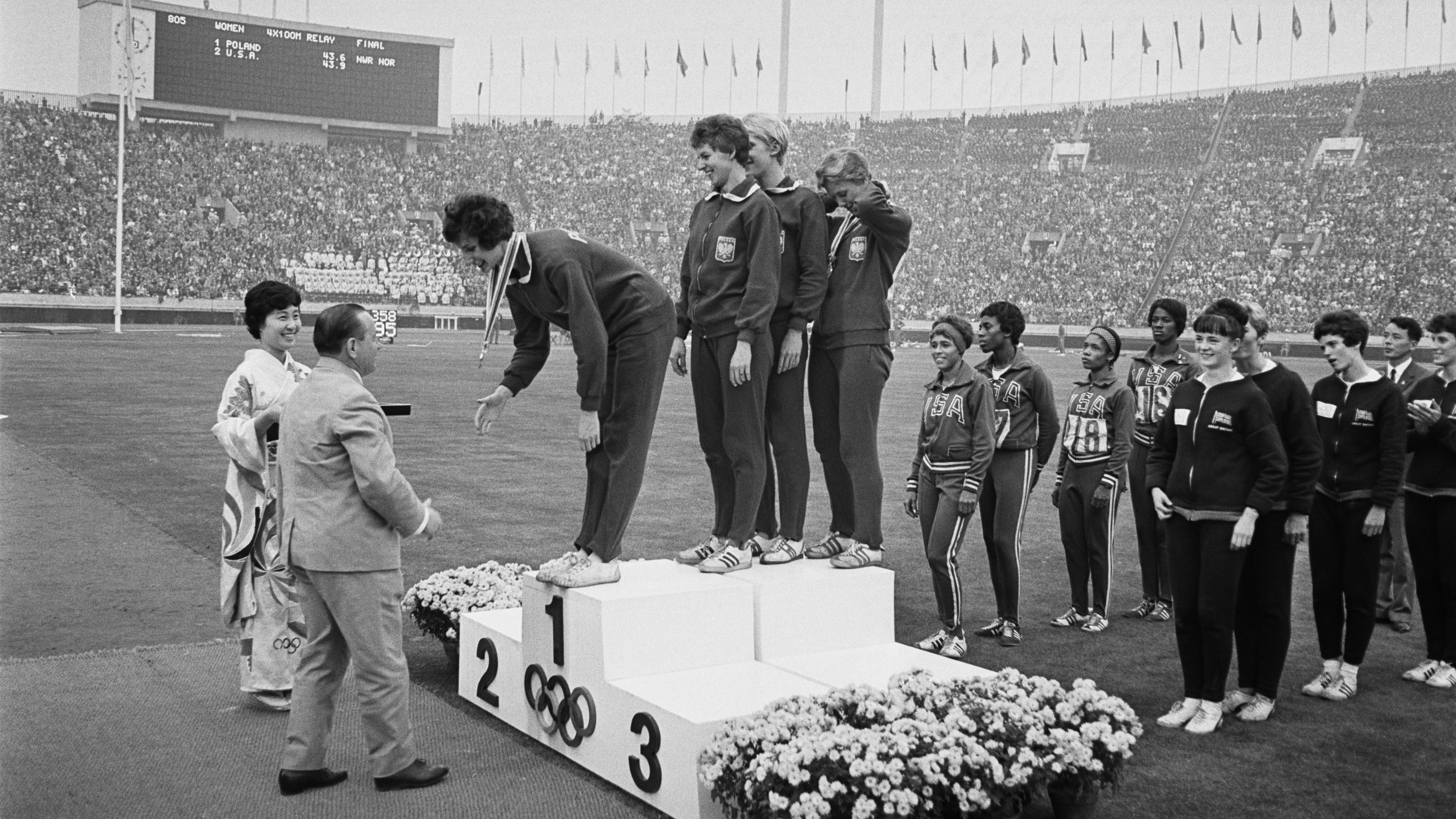 Puolan joukkueen Teresa Cieply, Irena Kirszenstein, Halina Gorecka ja Ewa Klobukowska saivat kultamitalinsa voitettuaan 100 metrin viestin 21. lokakuuta 1964 kesäolympialaisten aikana Kansallisstadionilla Tokiossa.
