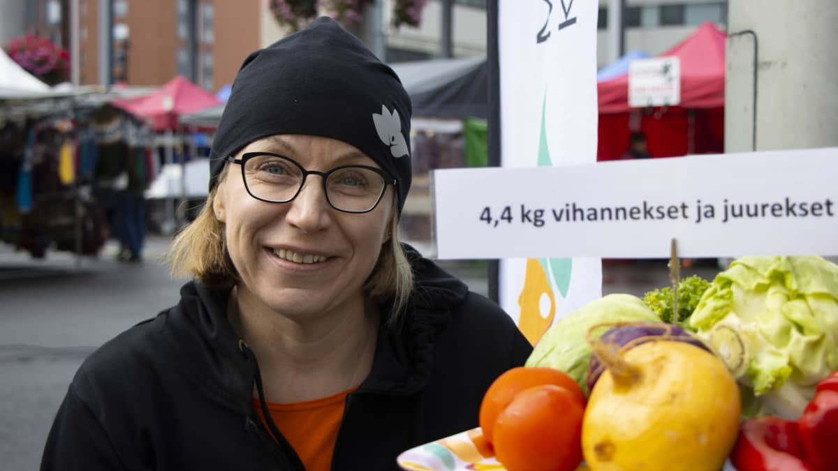 Eeva-Liisa Kivimäki vihannesten kanssa.