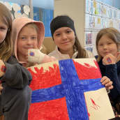 Neljäsluokkalaiset Hilma Alakoski, Joanna Huuskonen, Gabriela Fati ja Mila Mäkinen ovat askarrelleet Norjan lipun ja näyttävät peukkua kameralle.