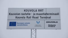 Kouvola RRT -kyltti Kouvolan RR-terminaalin alueella Kouvolassa.