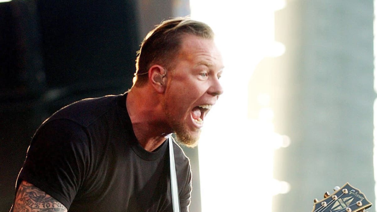 James Hetfield esiintymässä.