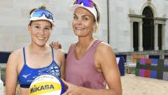 Taru Lahti-Liukkonen ja Anniina Parkkinen kuvailevat toisiaan beach volleyn pelaajina.