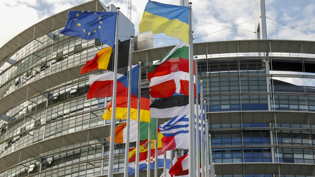EU-maiden liput saloissa rakennuksen edessä.