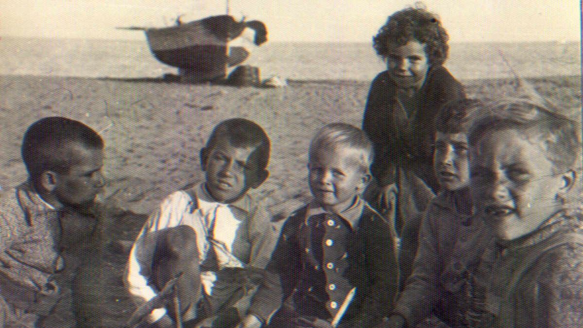 Nuori Hannu Hallamaa Marbellan rannalla kavedeidensa kanssa vuonna 1948