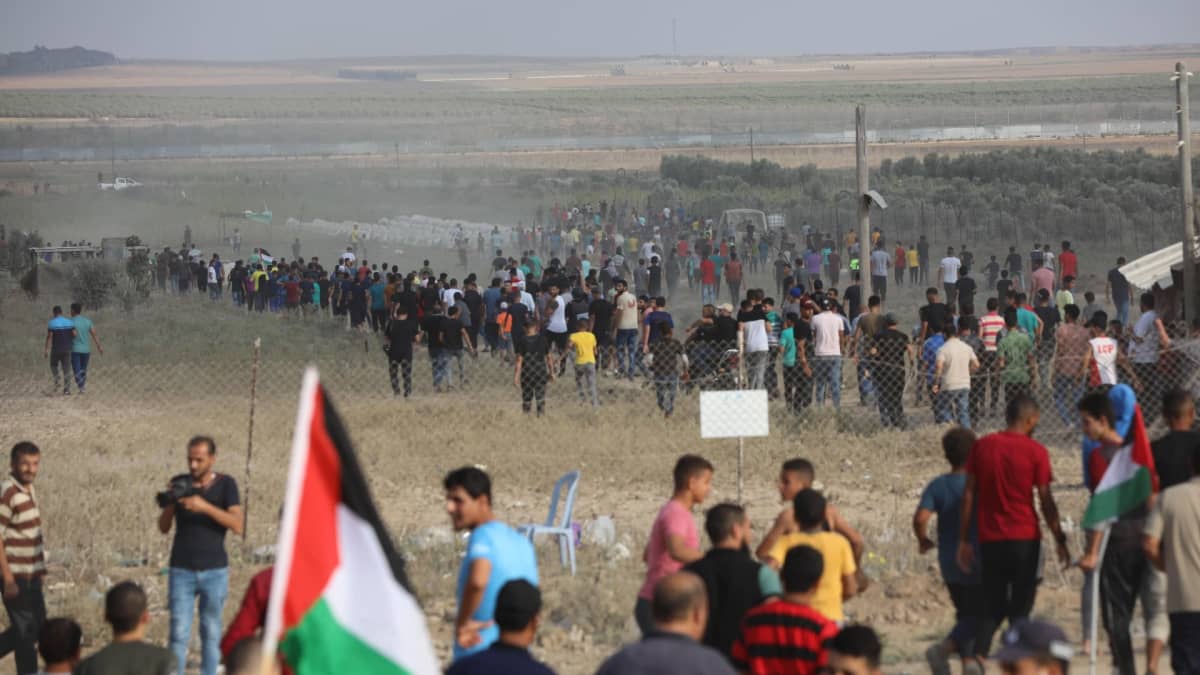 Palestiinalaiset osoittivat mieltä Gazan kaistan raja-aidalla.