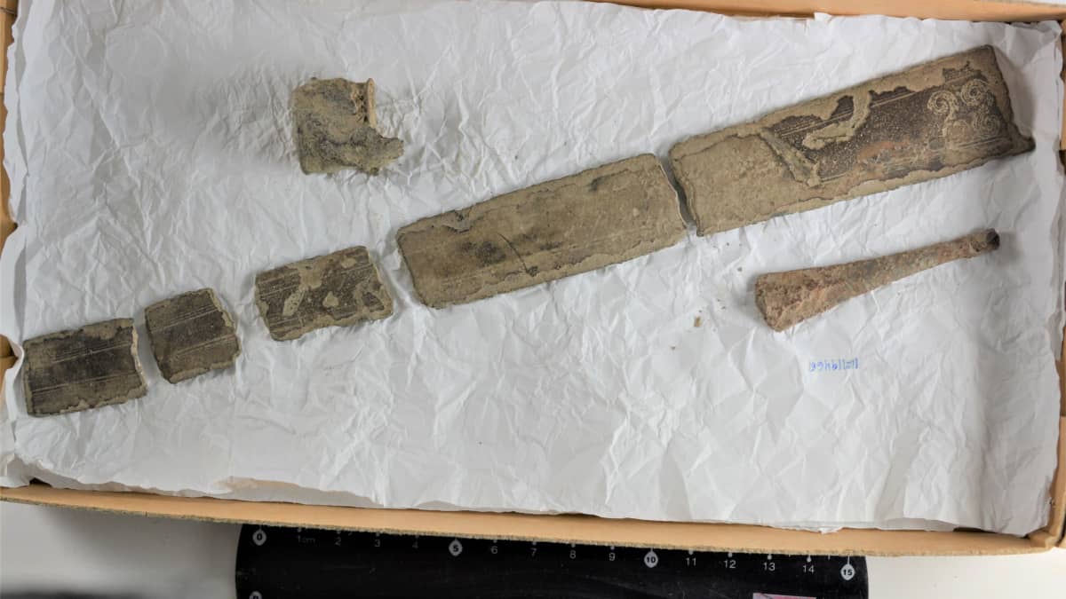 Katkelmilla oleva pronssikautinen miekka