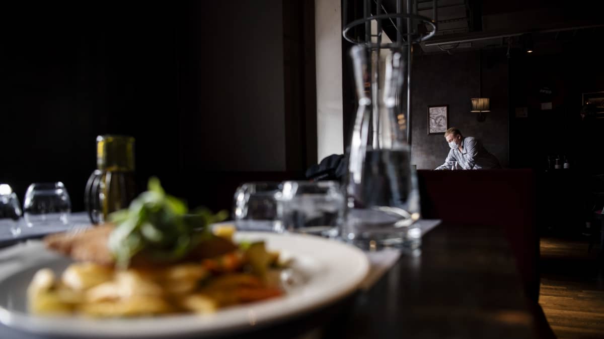 Kuvassa tarjoilija työskentelee ravintola Vltavassa lokakuussa 2020.