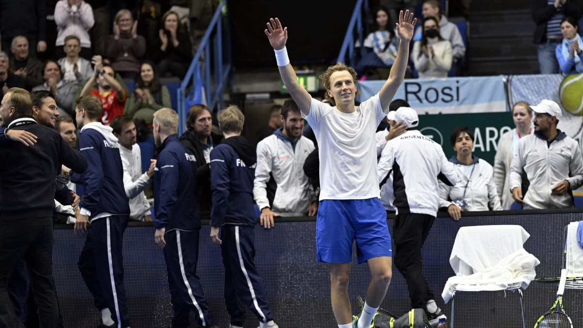 Emil Ruusuvuori tuulettaa Davis Cupin voittoa Argentiinasta 5.2.2023 Espoossa.