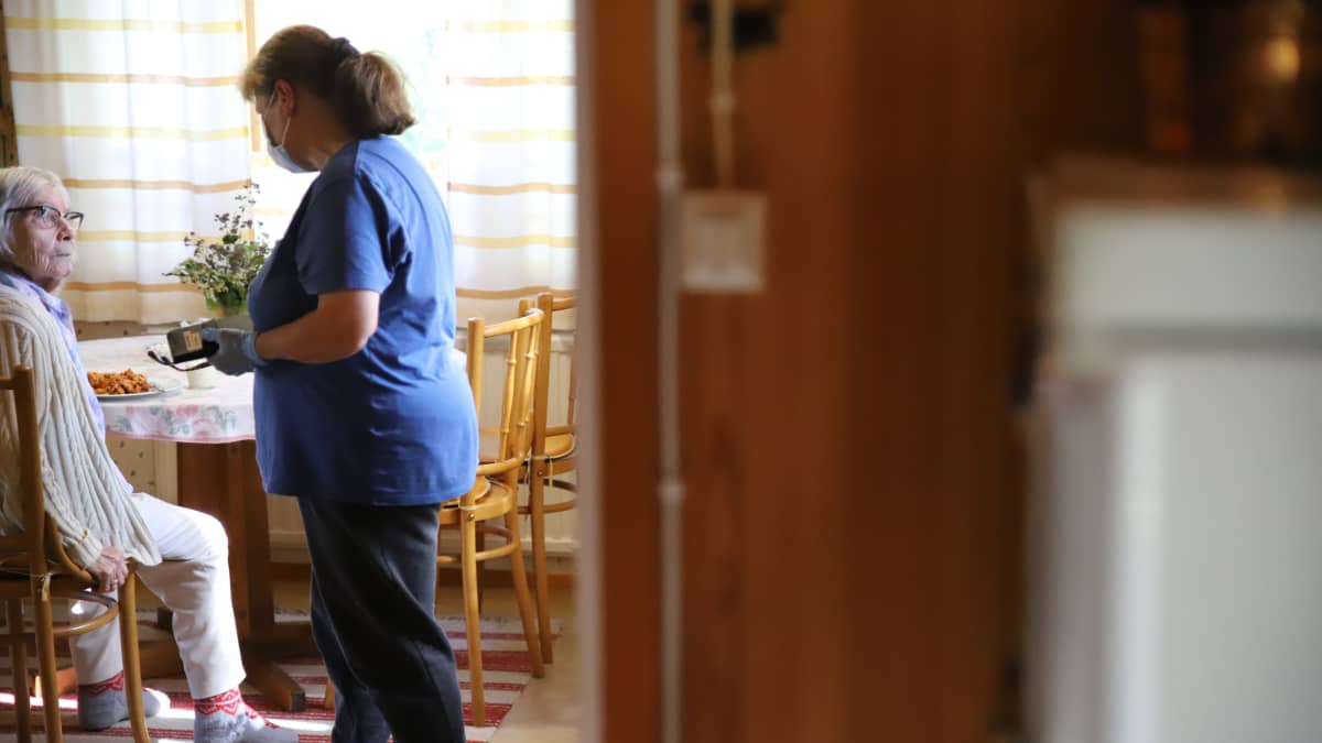 Perushoitaja Minna Kumpumäki kotihoitokäynnillä asiakkaan luona.
