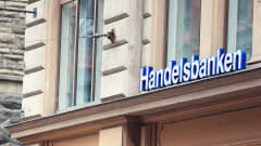 Handelspankin nimi rakennuksen seinässä.