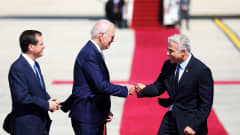 Presidentti Joe Biden tervehtii Israelin pääministeri Yair Lapidia.