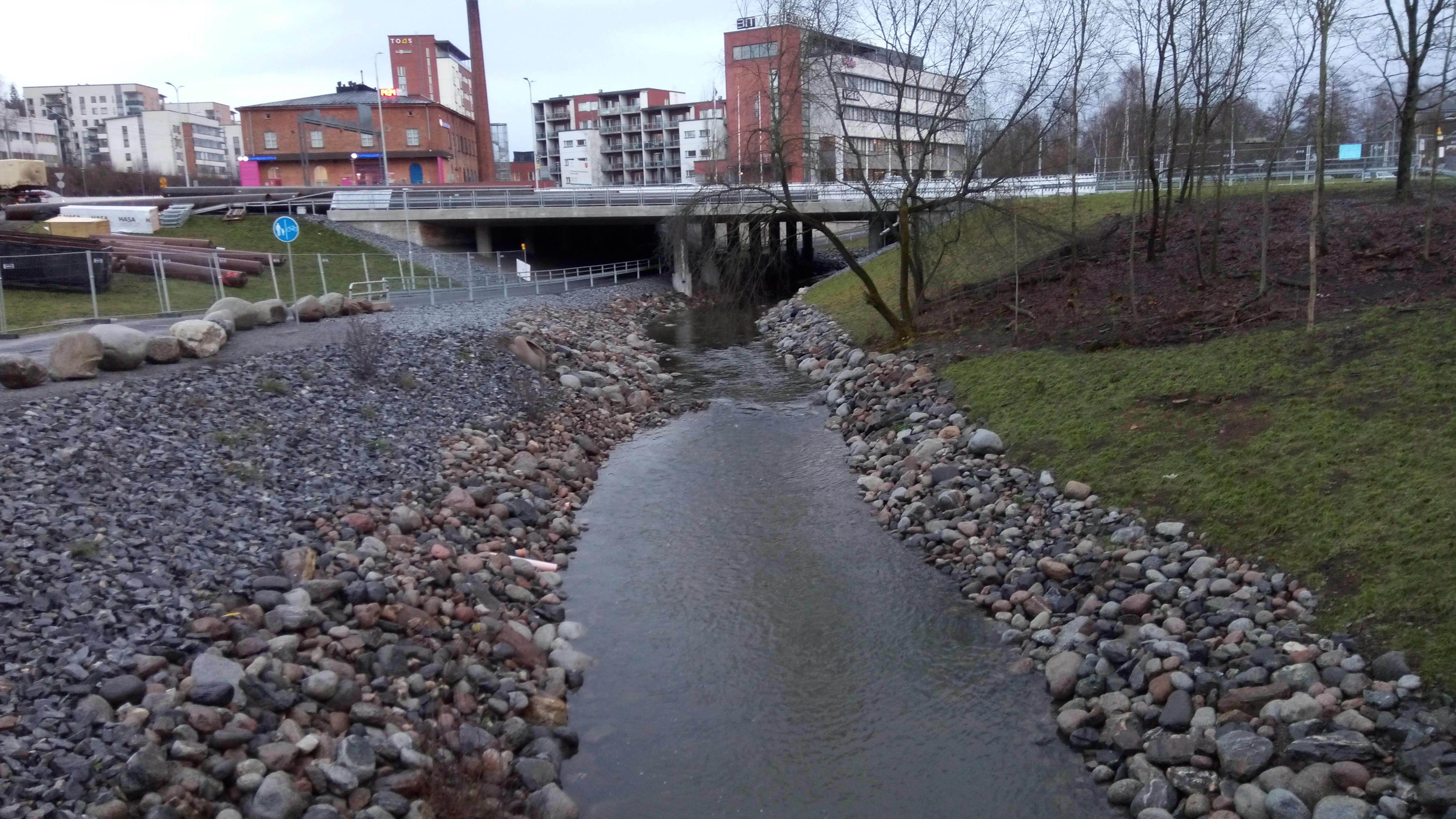 Vedet ovat korkealla lauhan ja sateisen talven takia. Myös Viinikanojassa Tampereella.
